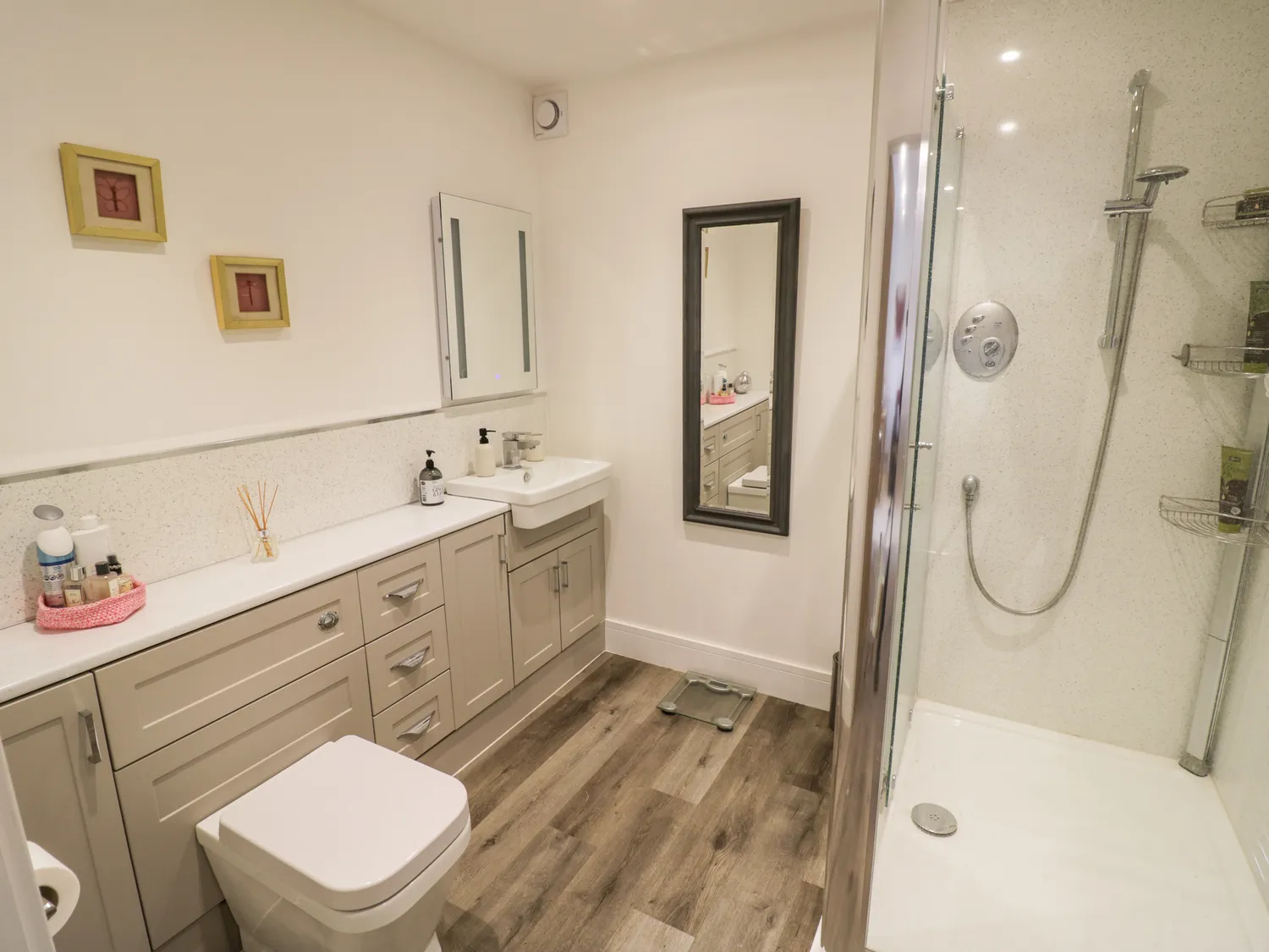 Modern bathroom at Oldwyche Barns